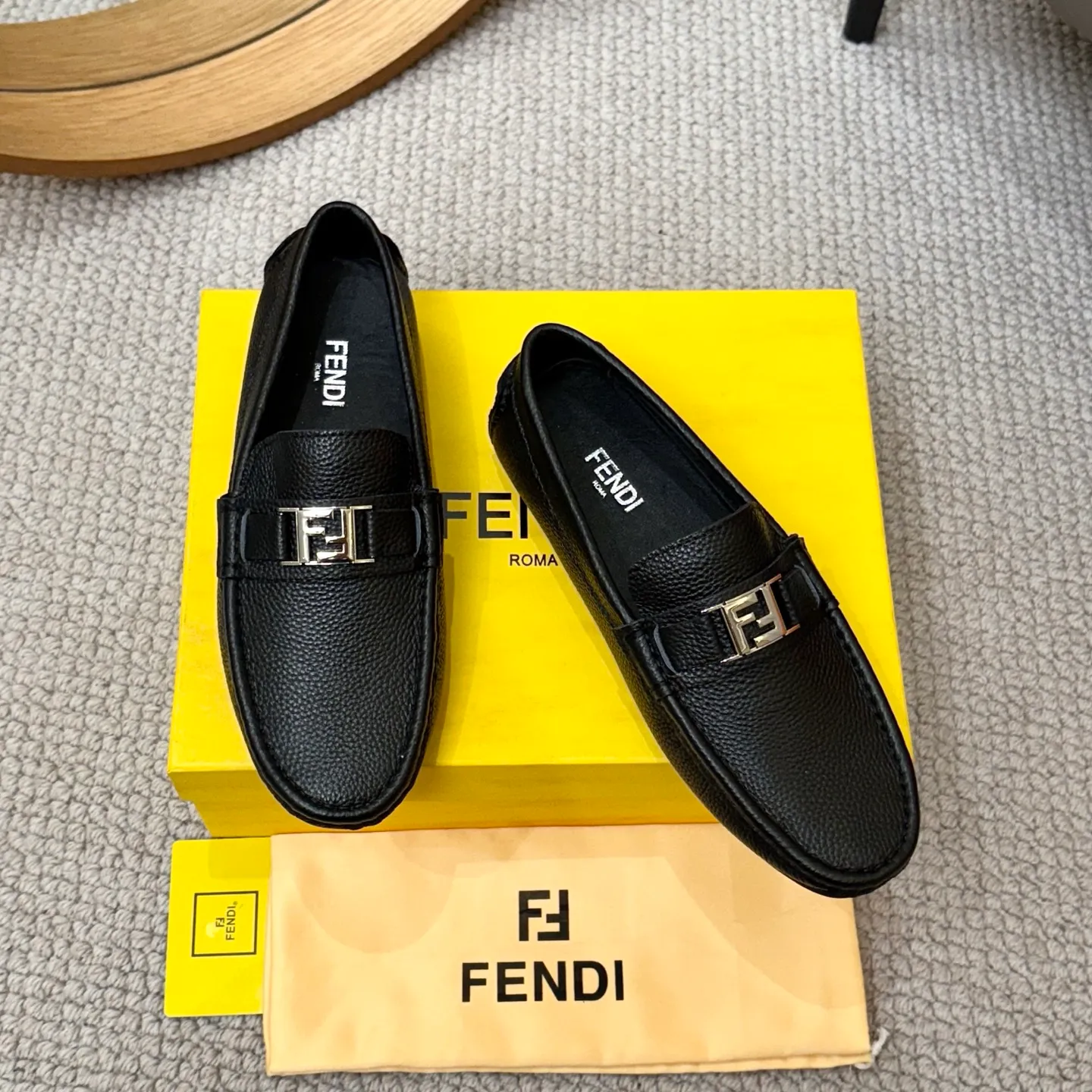 Men's shoes 💰420 [FENDI Fendi] 2⃣️0⃣️2⃣️5️⃣New Milan men's fashion lazy catwalk style ✅ fashionable casual beanie shoes, imported calfskin fabric, super smooth texture, sweat-absorbent and breathable, (sheepskin lining). Metal LOGO on the shoe body, Medusa avatar, irregular avatar, high-end craftsmanship logo✅ French Loft set foot design style 👟Low-key and elegant, great on-foot effect... Men's shoe size: 38-46 (4-12)